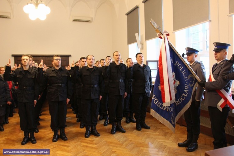 Wrocław: 56 nowych policjantów ślubowało strzec bezpieczeństwa Państwa i jego obywateli  [ZDJĘCIA], Dolnośląska Policja